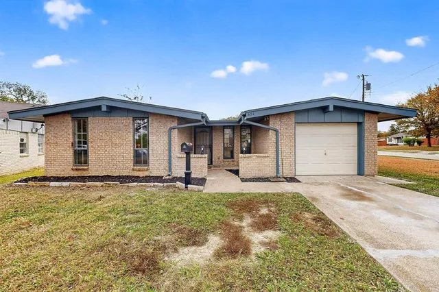 $1,800 | 534 Henderson Circle, Garland, TX 75040