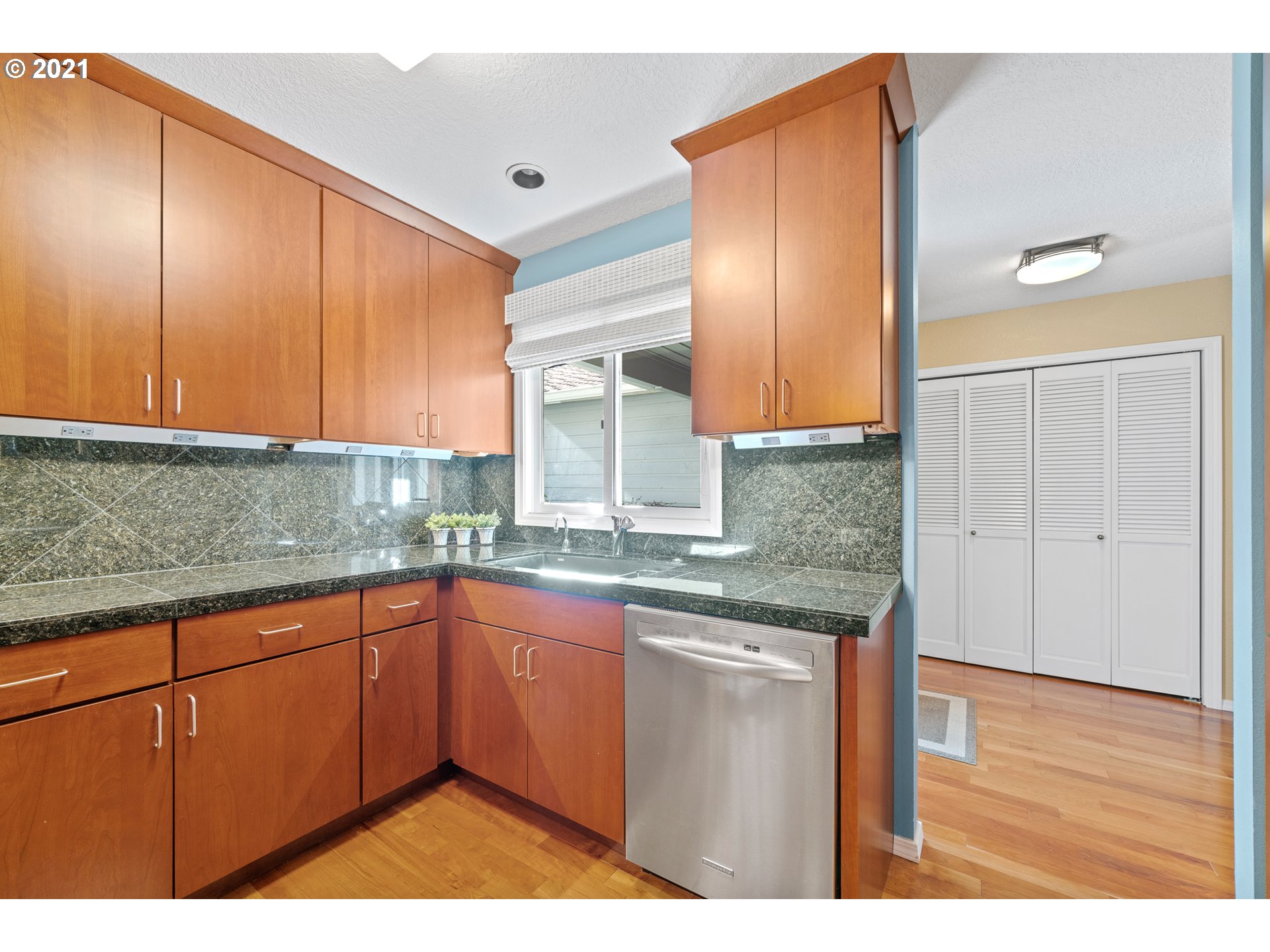 413 Southwest 70th Terrace Portland, OR 97225 - Photo 11 of 32 Gallery Image 11