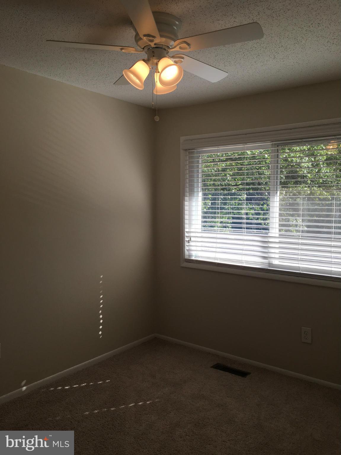 2380 Southgate Square Reston, VA 20191 - Photo 13 of 14 Third bedroom w/ custom blinds & ceiling fan.