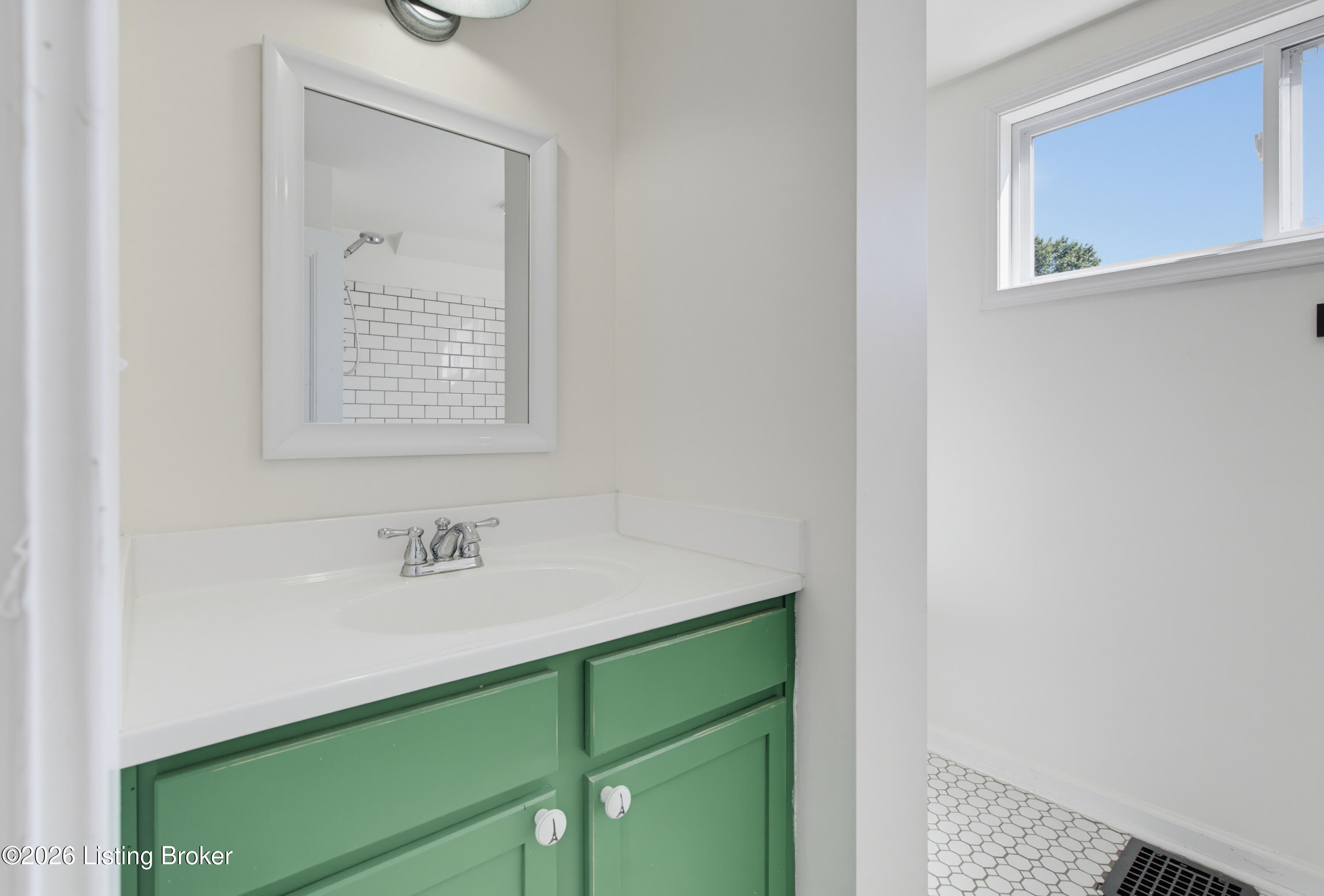 302 Iola Road Louisville, KY 40207 - Photo 25 of 36 Second Floor Full Bath