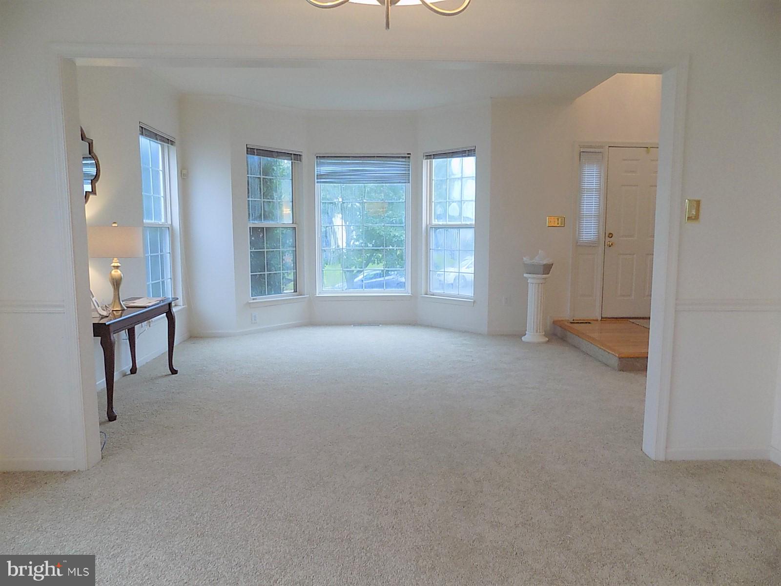 9 Summit Ridge Court Germantown, MD 20874 - Photo 6 of 29 Living Room
