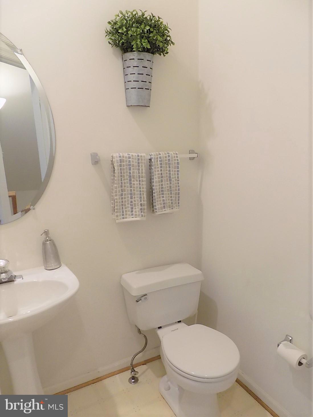 9 Summit Ridge Court Germantown, MD 20874 - Photo 9 of 29 Powder Room