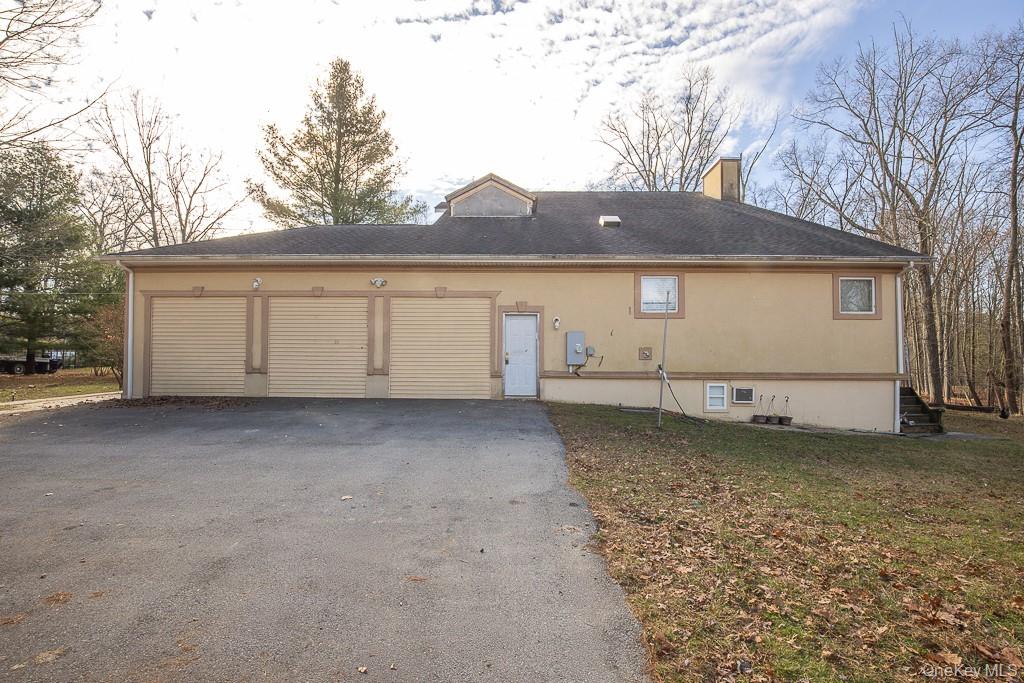 85 York Road Bloomingburg, NY 12721 - Photo 3 of 32 a view of a house with a yard