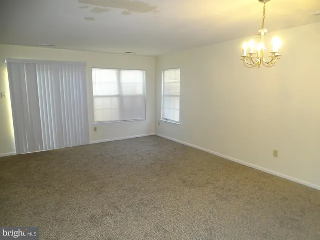 a view of empty room with window