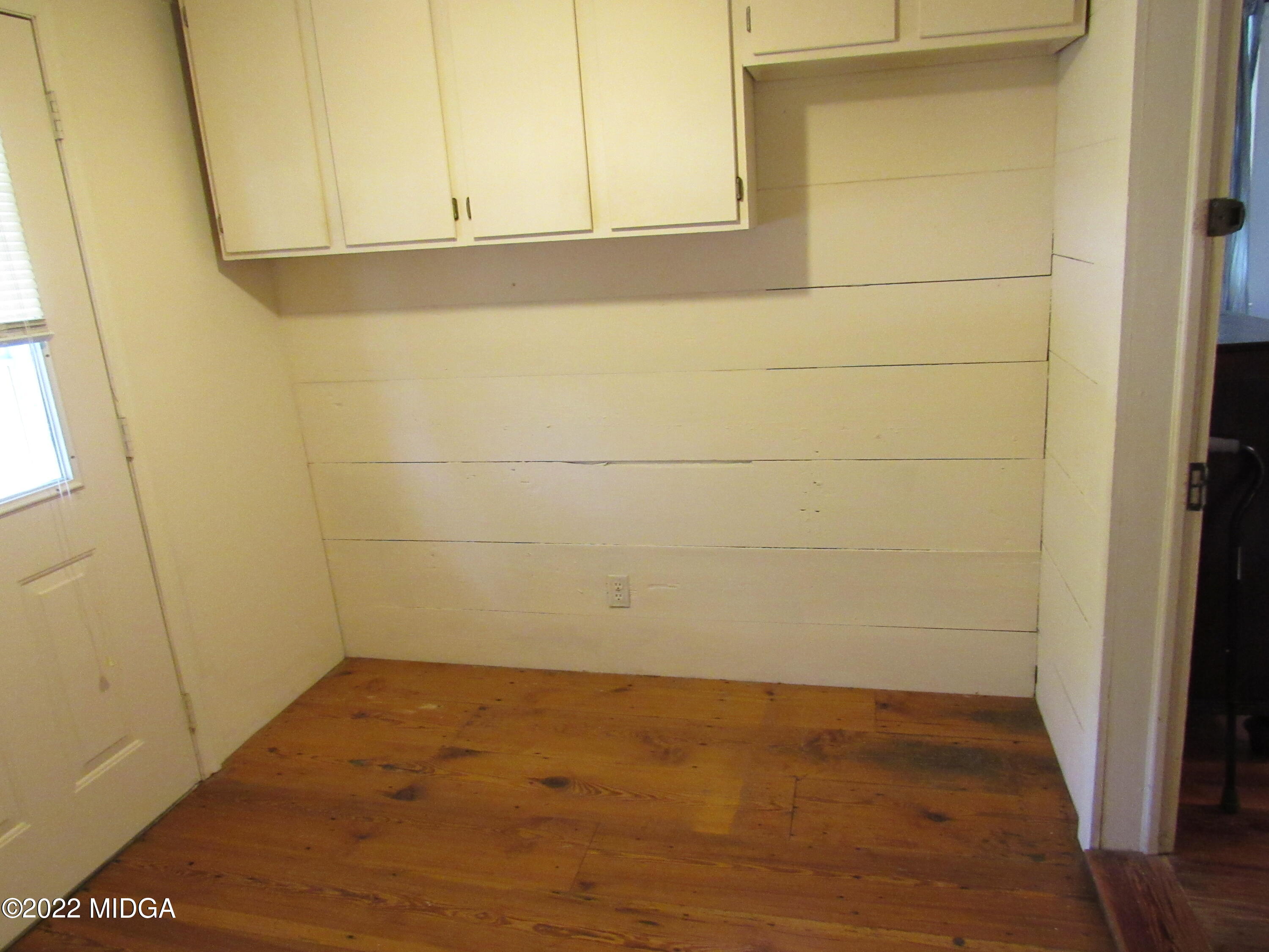 6999 South Rogers Road Macon, GA 31216 - Photo 37 of 61 a bathroom with a window