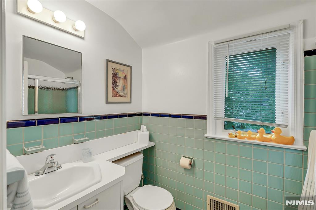 616 Rutland Avenue Teaneck, NJ 07666 - Photo 25 of 39