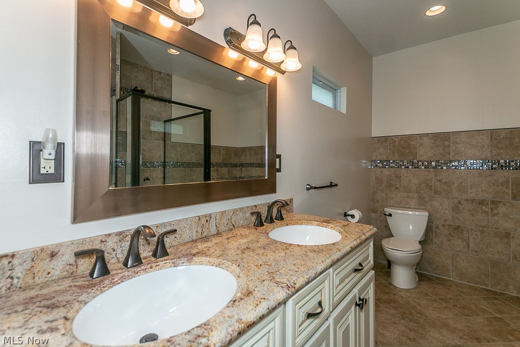 1805 Crawford Road Cleveland, OH 44106 - Photo 15 of 35 Absolutely Gorgeous Master Bath