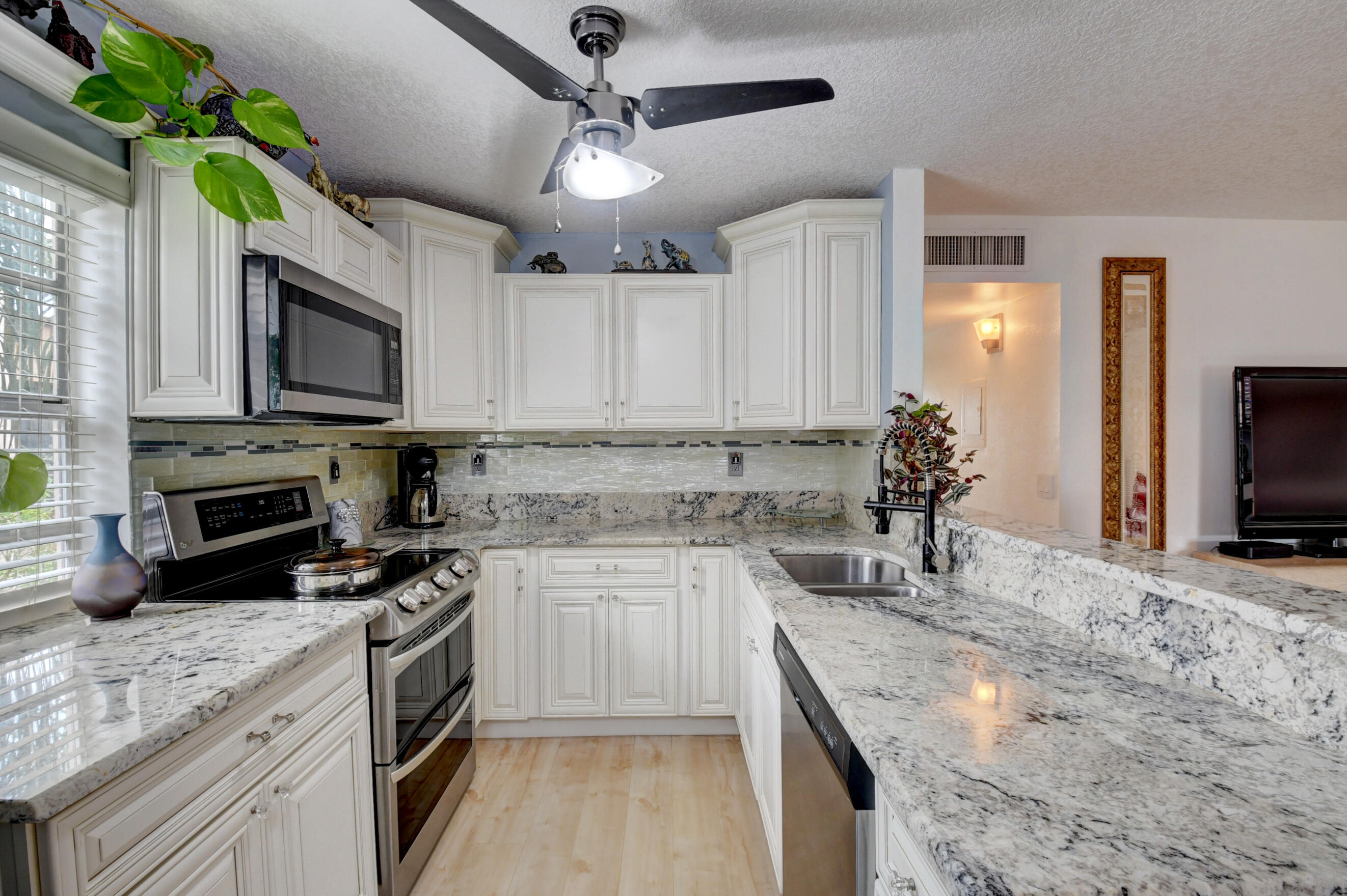 33 Flanders A Delray Beach, FL 33484 - Photo 7 of 41 DSC_0282_3_4_5_6