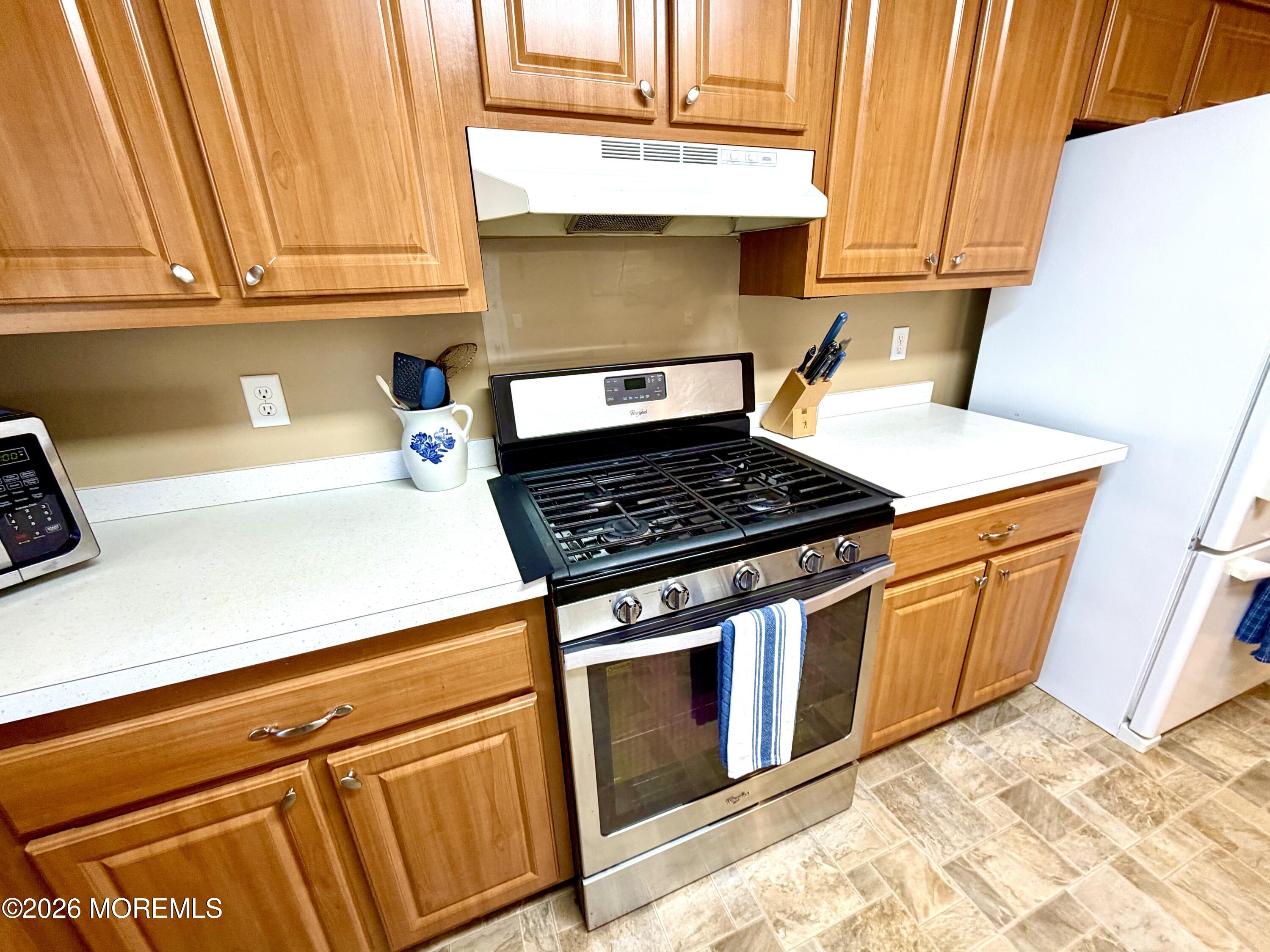 51 Eton Road Toms River, NJ 08757 - Photo 9 of 27 Gas Cooking