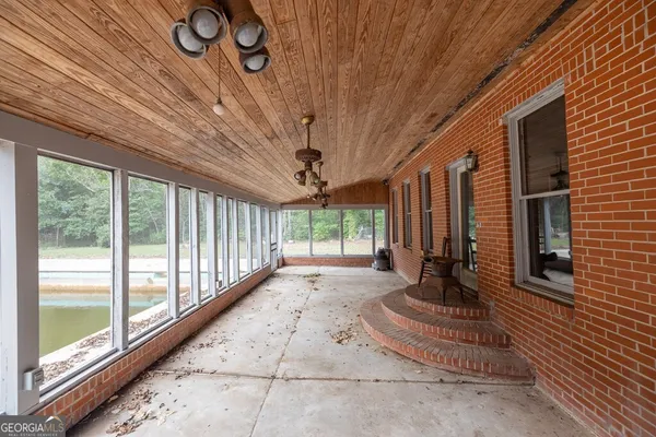 a view of a house with porch and outdoor space
