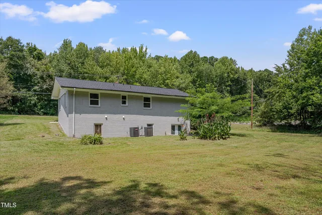 a view of a house with backyard and garden
