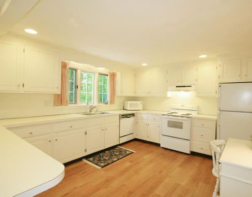 45 Olde Carriage Road Westwood, MA 02090 - Photo 4 of 13 Gallery Image 4