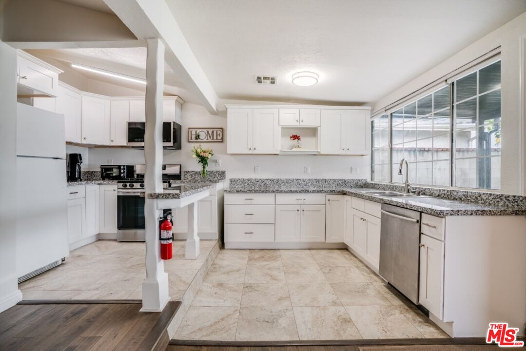 5514 Woodman Avenue Sherman Oaks, CA 91401 - Photo 12 of 34