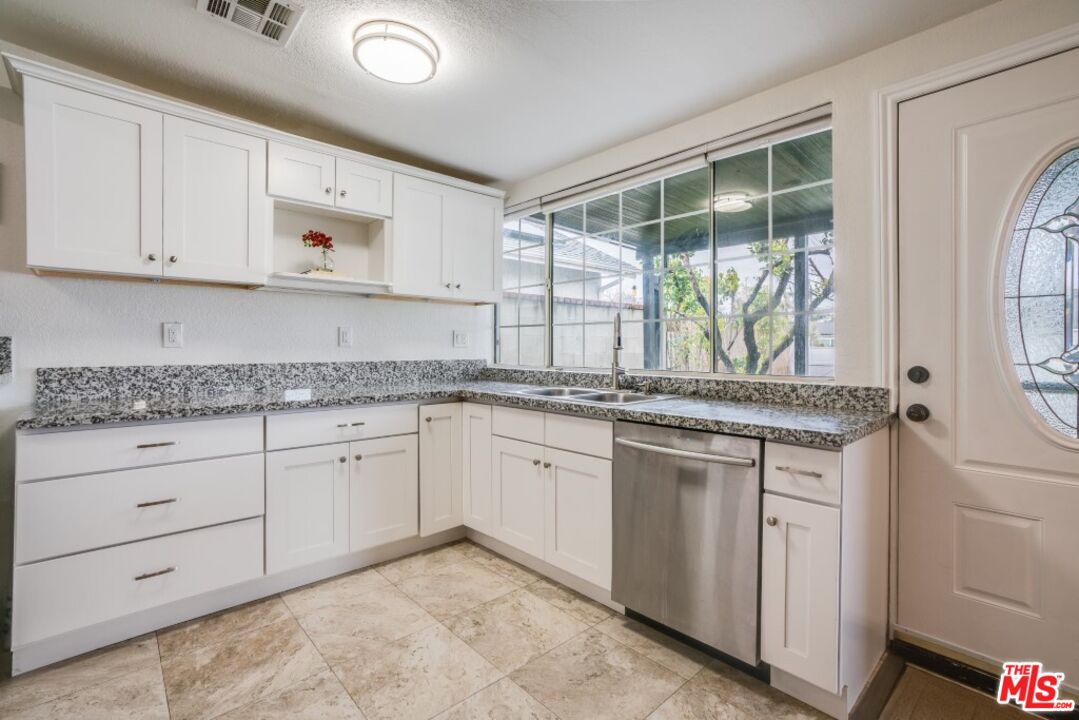 5514 Woodman Avenue Sherman Oaks, CA 91401 - Photo 13 of 34