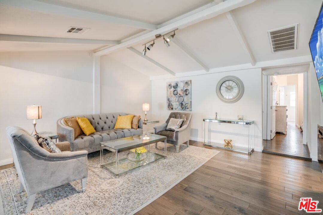 5514 Woodman Avenue Sherman Oaks, CA 91401 - Photo 7 of 34