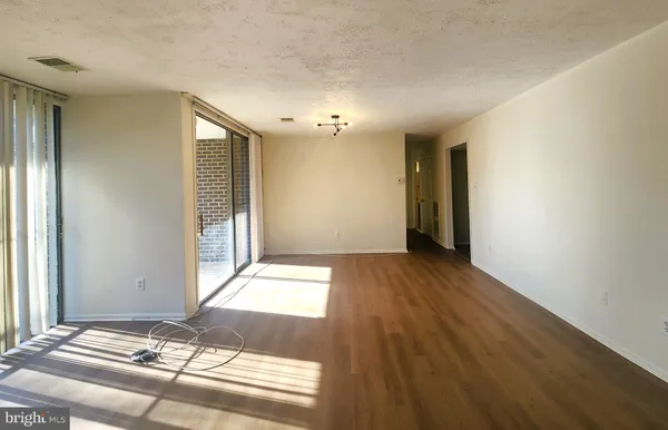 a view of livingroom with furniture