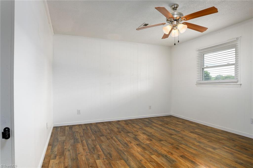4950 Fairview Court Trinity, NC 27370 - Photo 5 of 29 Living Room