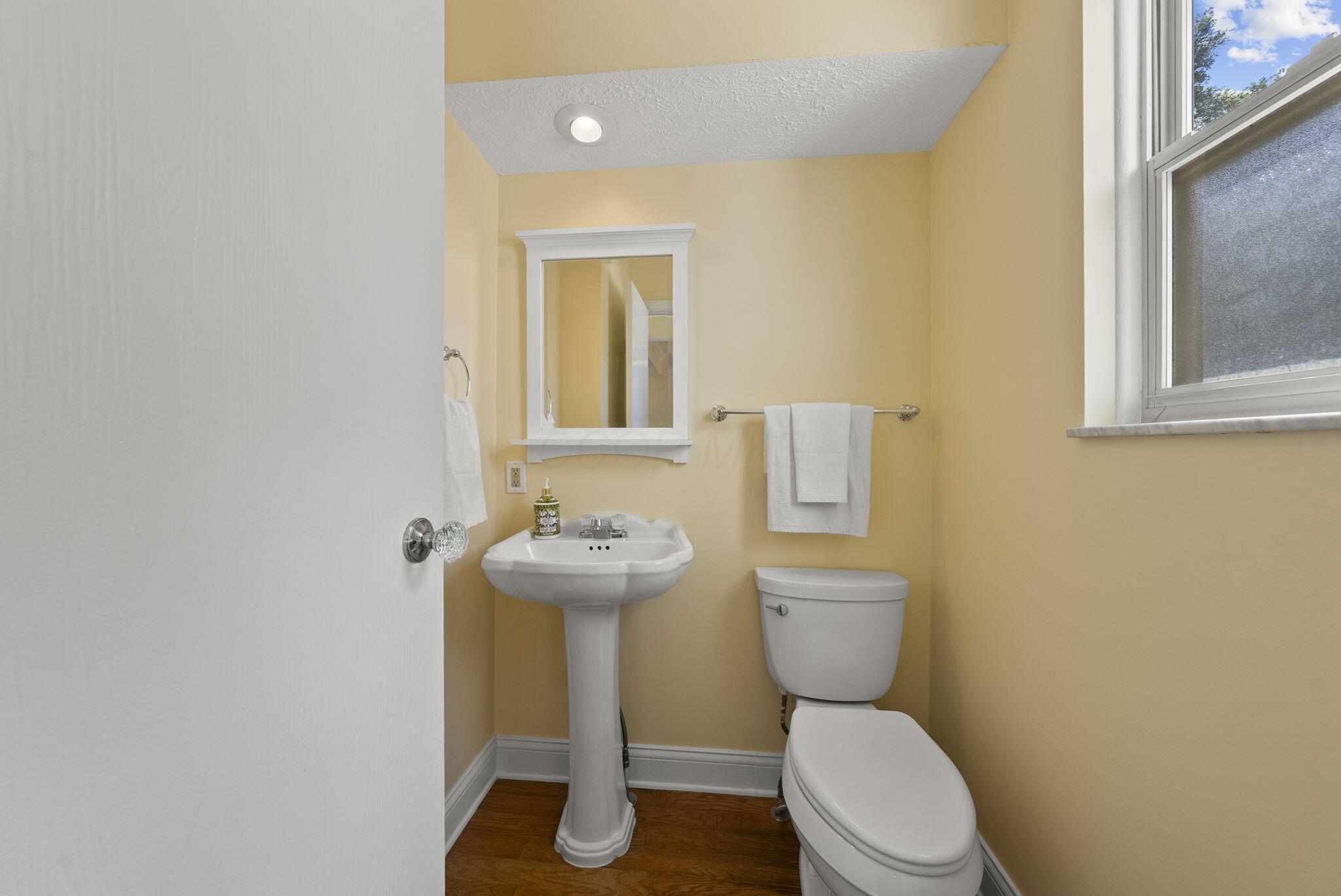 2009 North Devon Road Columbus, OH 43212 - Photo 13 of 67 Off the back hallway is this half bath conveniently located close to family room, kitchen and deck.
