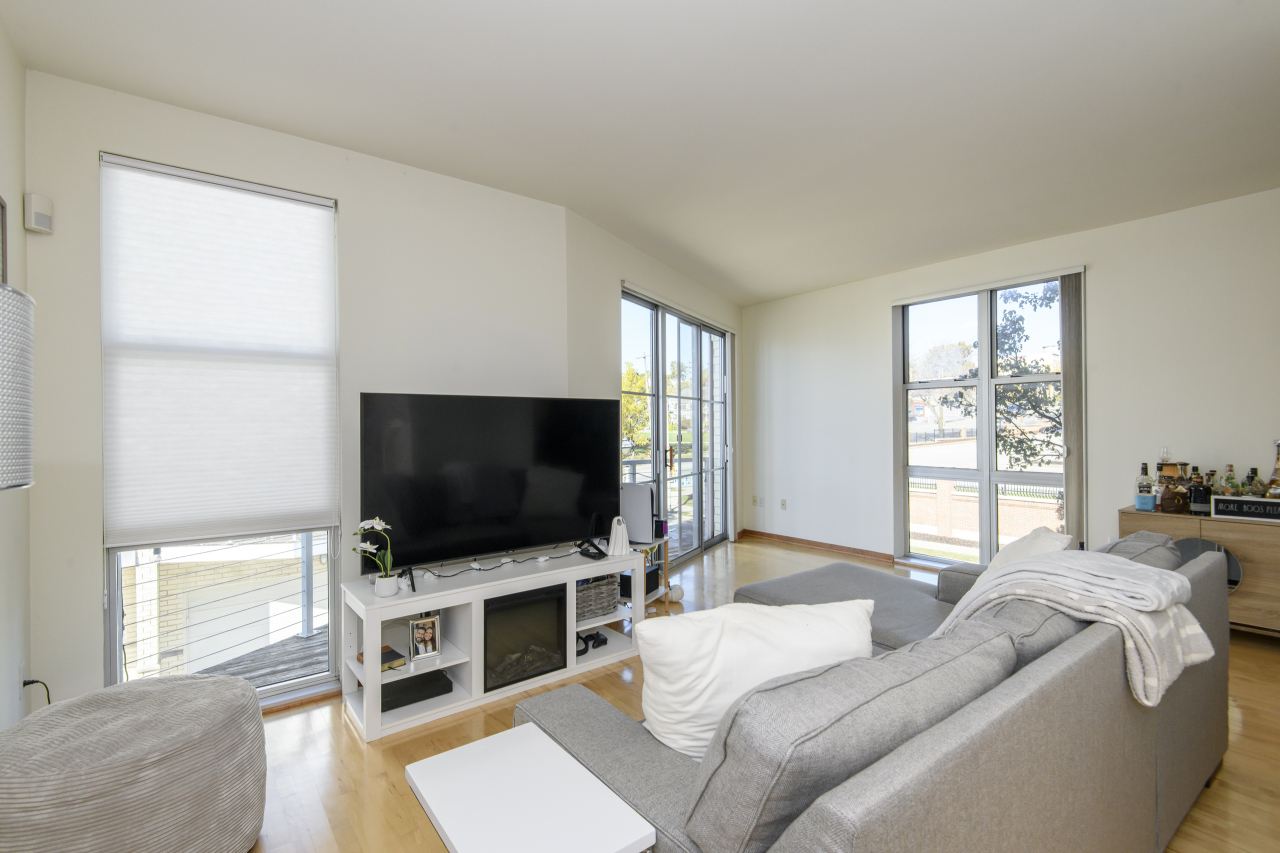 2114 North Commerce Street Milwaukee, WI 53212 - Photo 18 of 35 Floor to Ceiling Windows