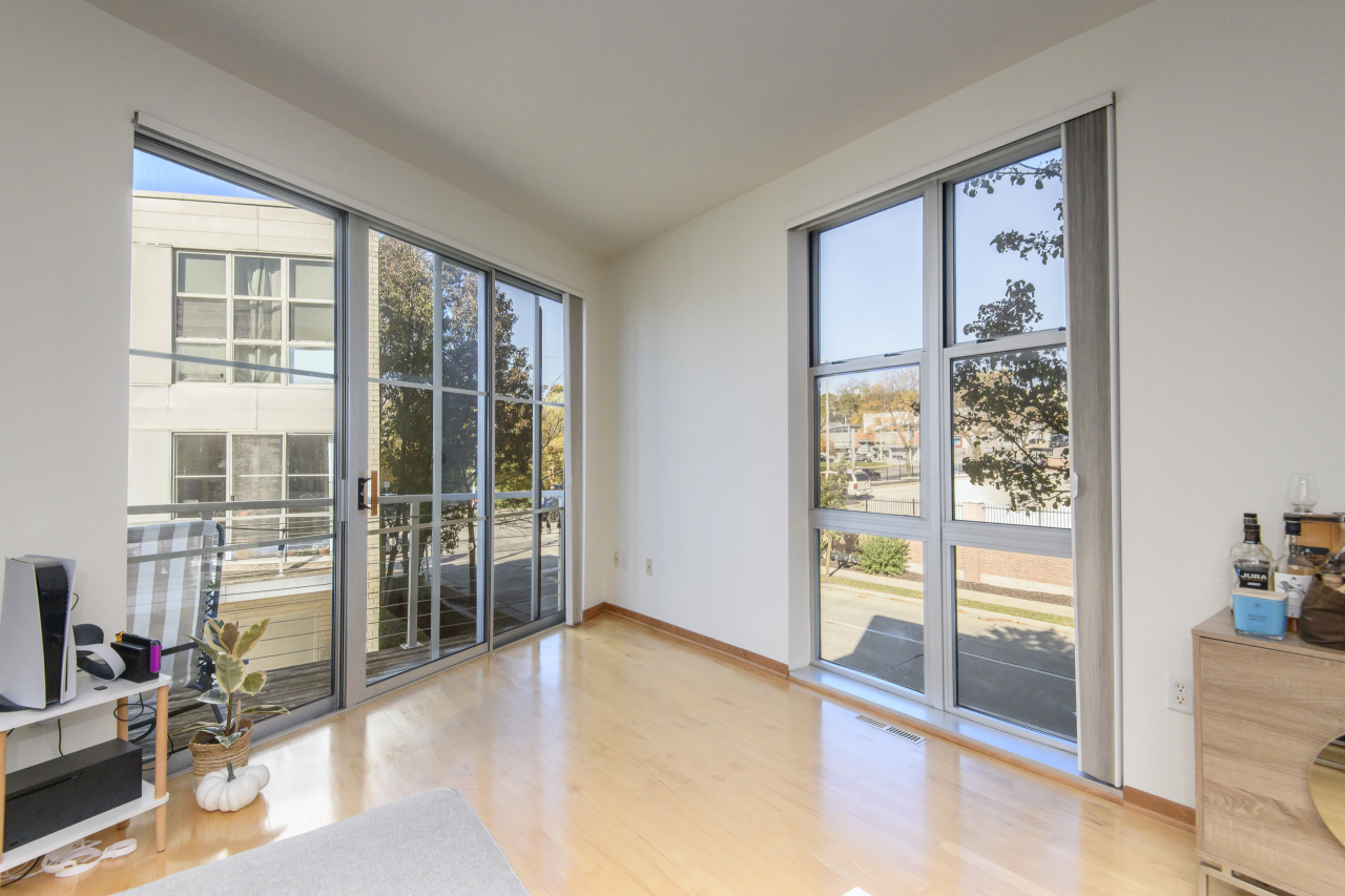 2114 North Commerce Street Milwaukee, WI 53212 - Photo 19 of 35 Great Room and Balcony