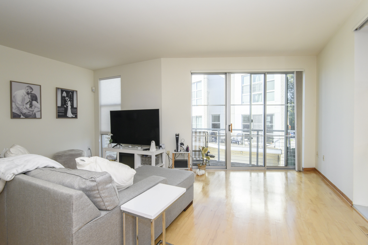 2114 North Commerce Street Milwaukee, WI 53212 - Photo 20 of 35 Spacious Great Room