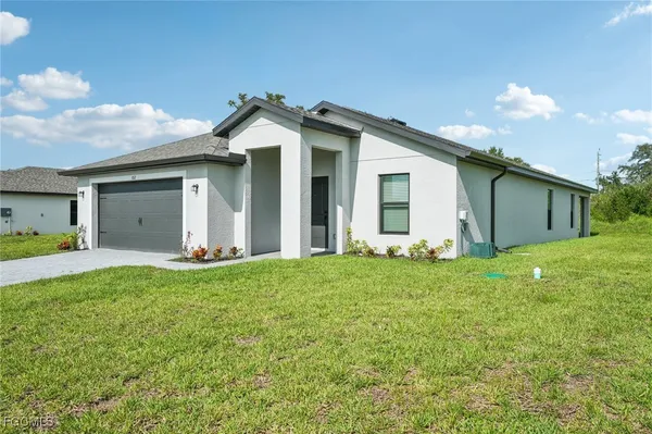 a view of a house with backyard