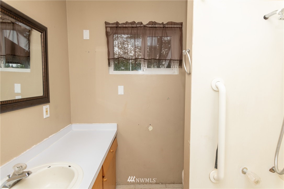 219 Limmer Road Winlock, WA 98596 - Photo 22 of 40 a bathroom with a tub sink and mirror
