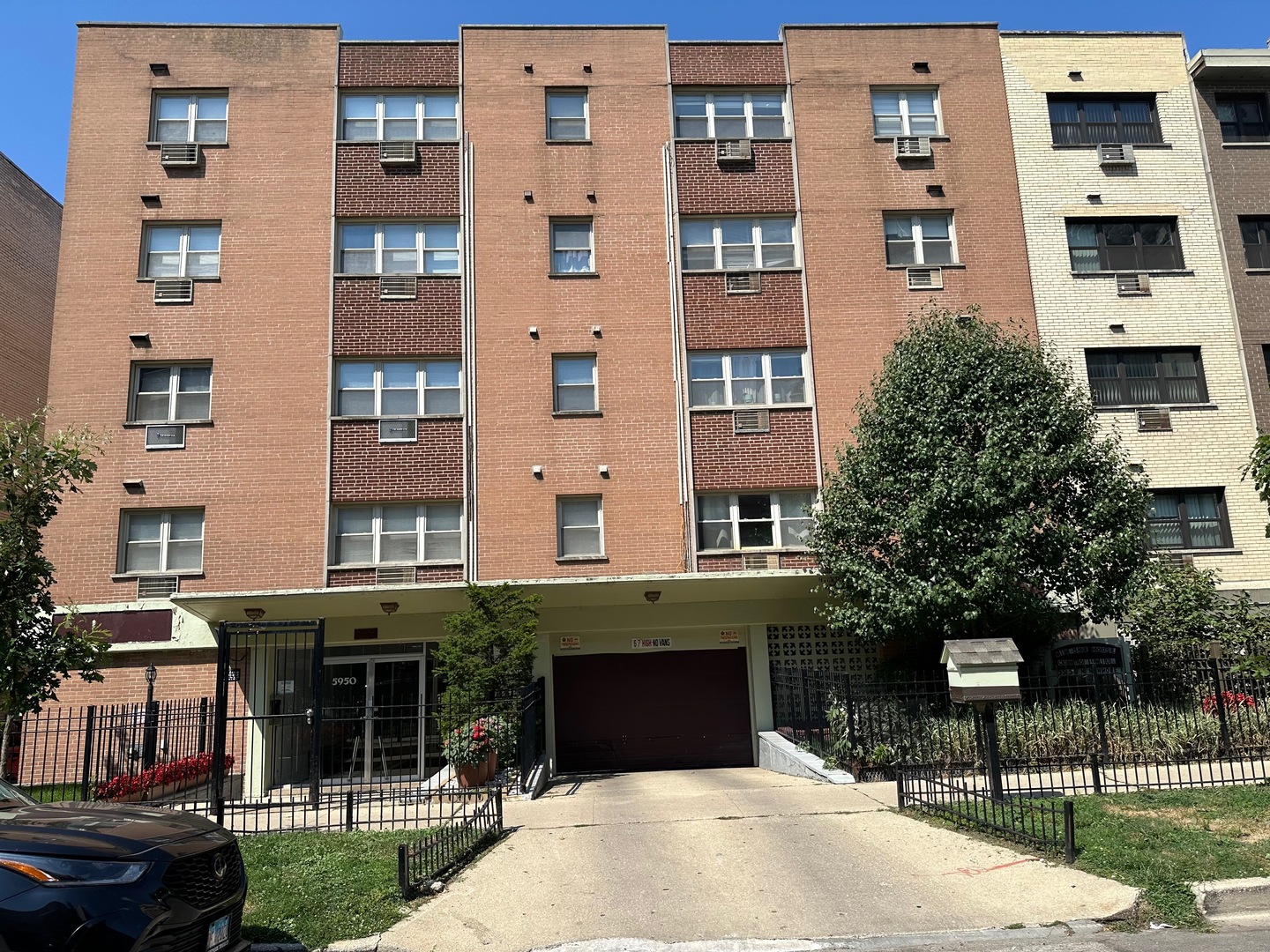 5950 North Kenmore Avenue, Unit 202 Chicago, IL 60660 - Photo 1 of 2 a front view of a building with a garden