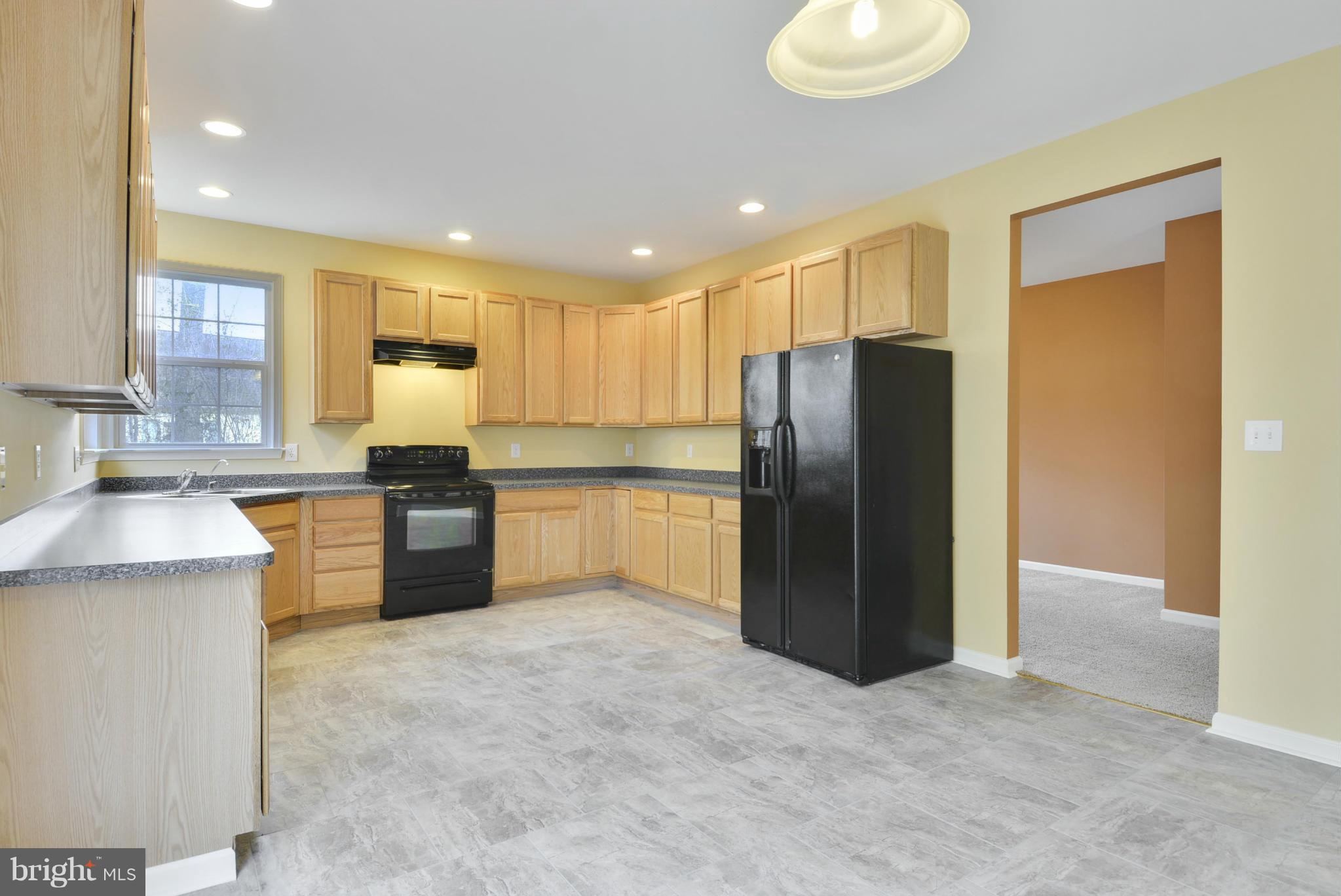 Expansive Kitchen w/ new flooring