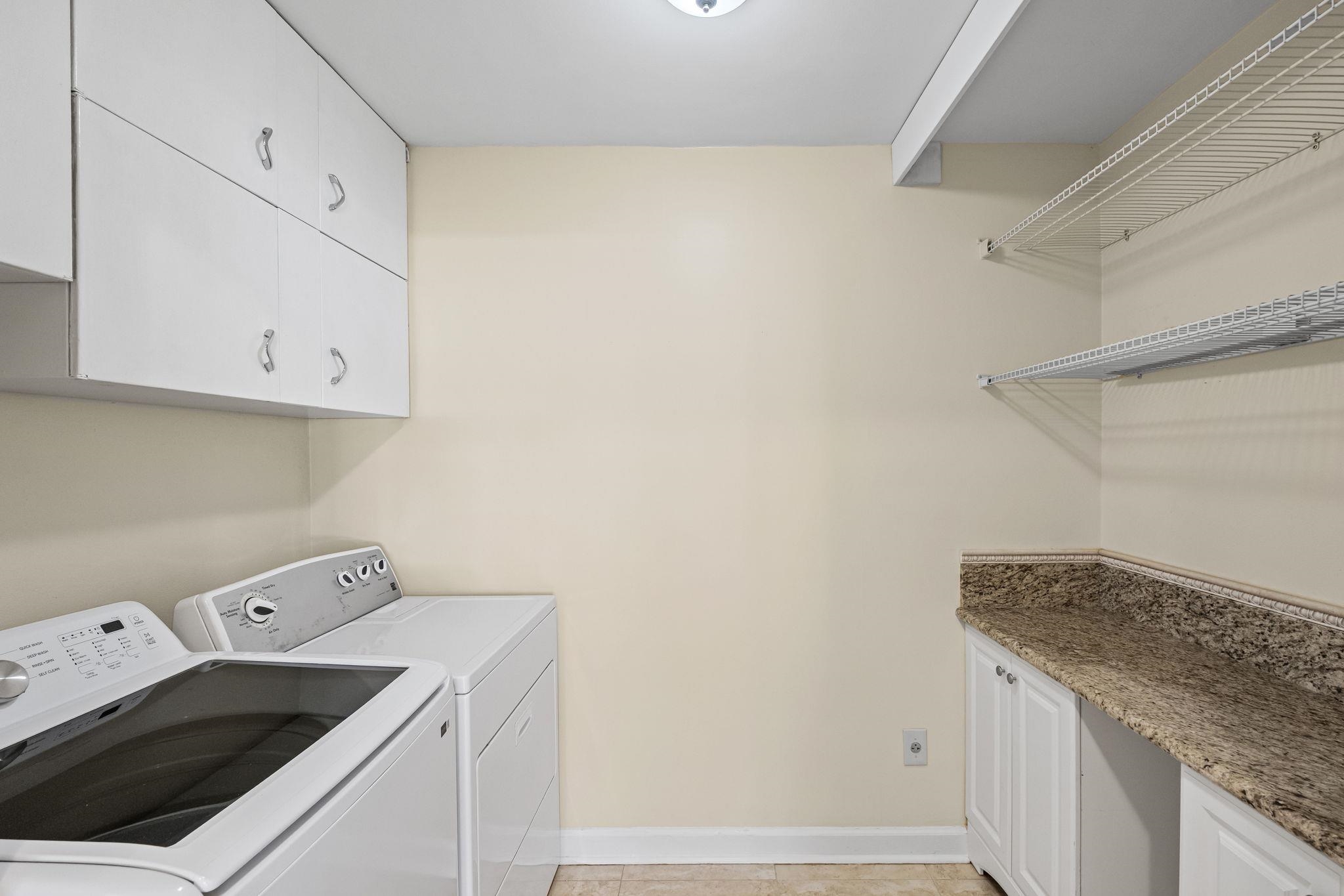 5037 Dee Road Memphis, TN 38117 - Photo 12 of 29 a utility room with dryer and washer