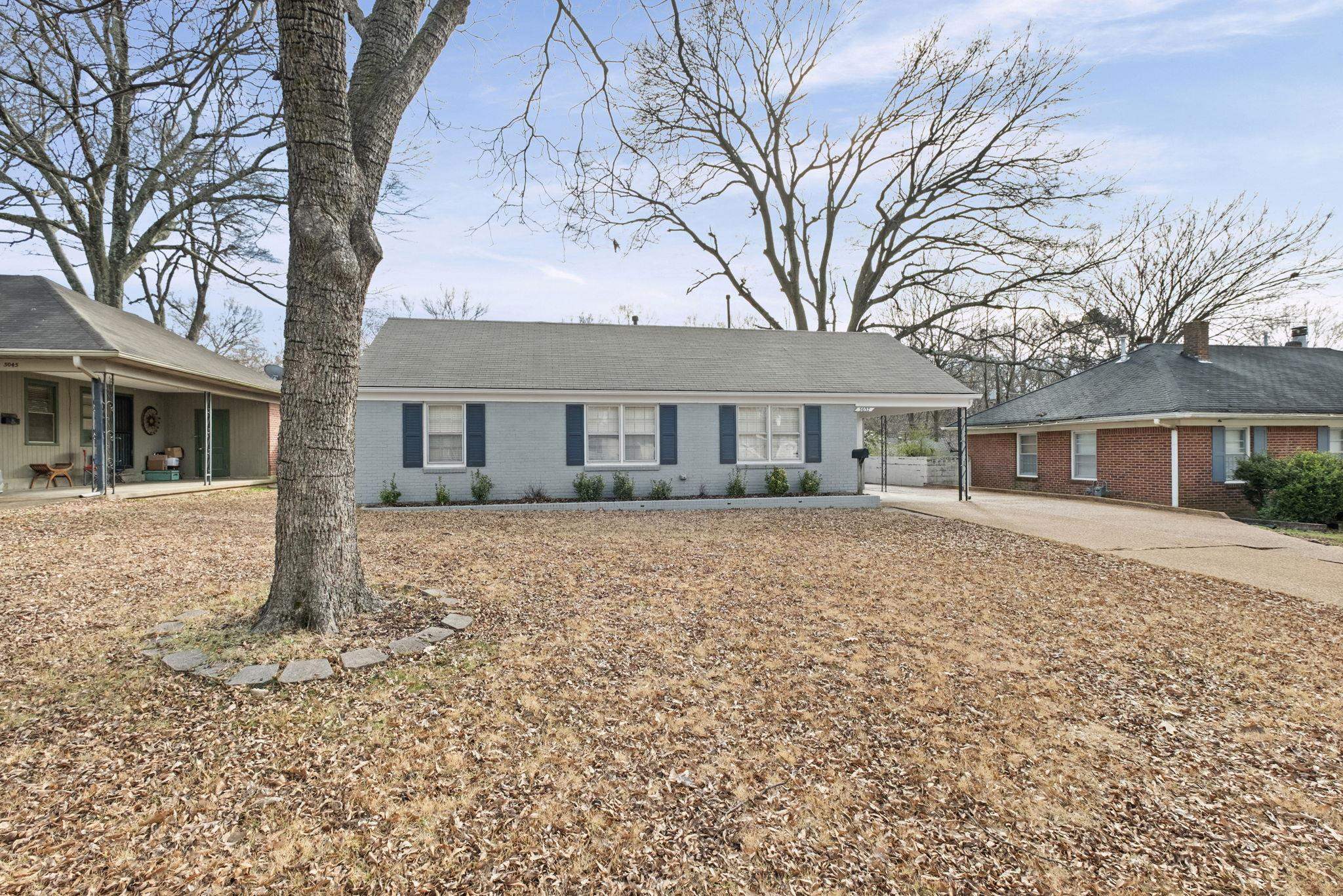 5037 Dee Road Memphis, TN 38117 - Photo 2 of 28 a front view of a house with a garden