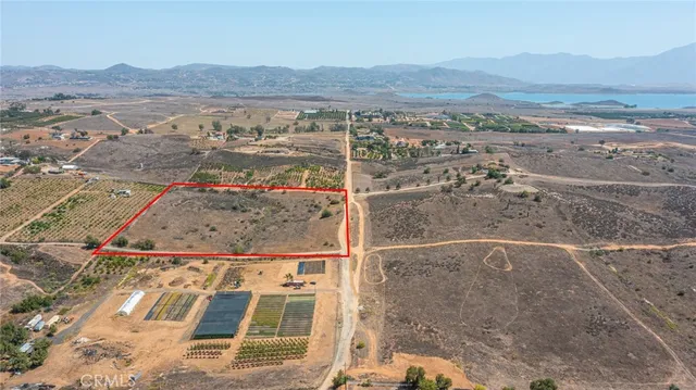 a view of a sky from a yard