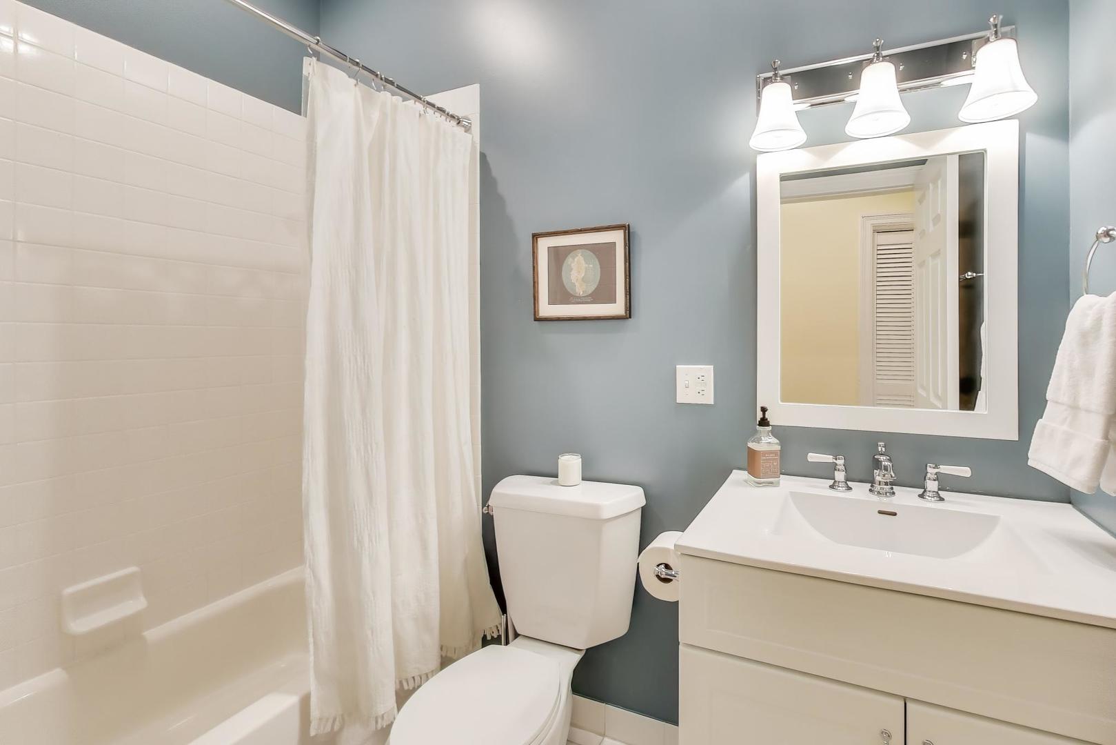 3616 North Janssen Avenue, Unit 2S Chicago, IL 60613 - Photo 15 of 22 a bathroom with a sink toilet and shower