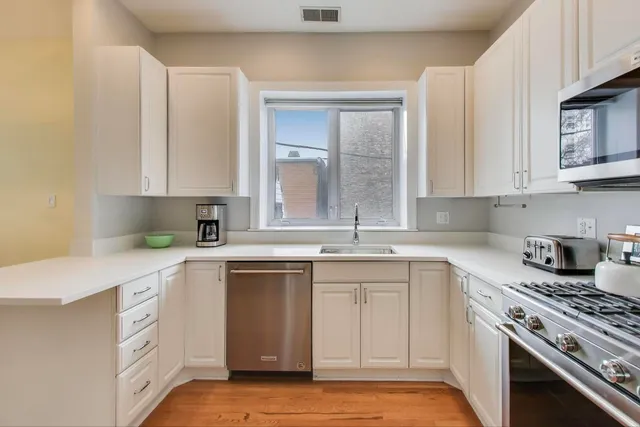 $599,000 | 3616 North Janssen Avenue, Unit 2S, Chicago, IL 60613