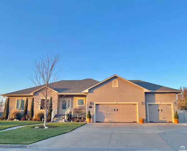 $499,900 | 216 Kisiwa Village Road, Hutchinson, KS 67502
