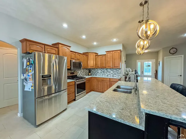 $499,900 | 216 Kisiwa Village Road, Hutchinson, KS 67502