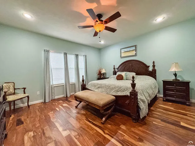 $499,900 | 216 Kisiwa Village Road, Hutchinson, KS 67502