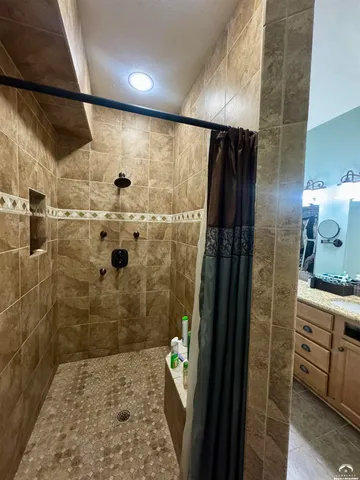 $499,900 | 216 Kisiwa Village Road, Hutchinson, KS 67502