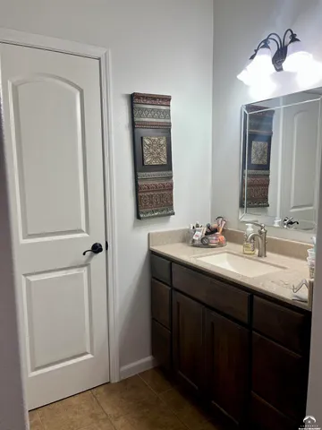 $499,900 | 216 Kisiwa Village Road, Hutchinson, KS 67502