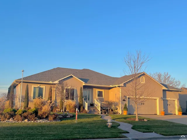 $499,900 | 216 Kisiwa Village Road, Hutchinson, KS 67502