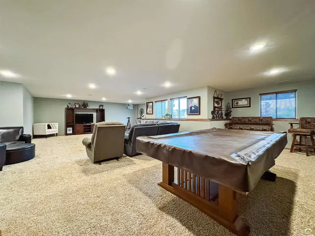 $499,900 | 216 Kisiwa Village Road, Hutchinson, KS 67502