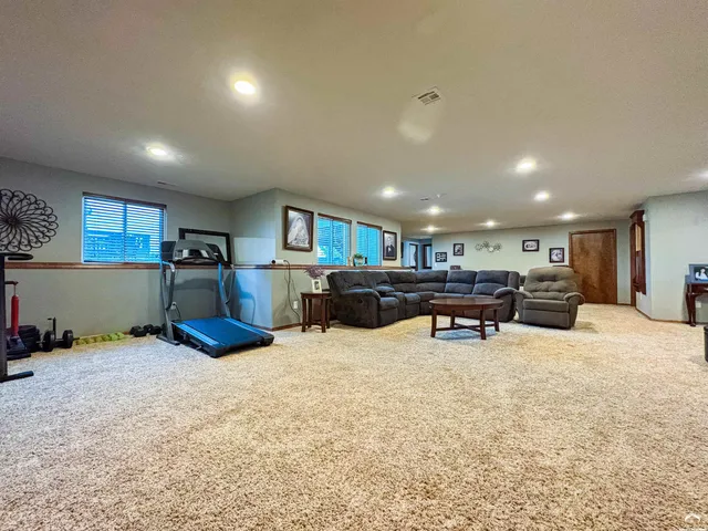 $499,900 | 216 Kisiwa Village Road, Hutchinson, KS 67502