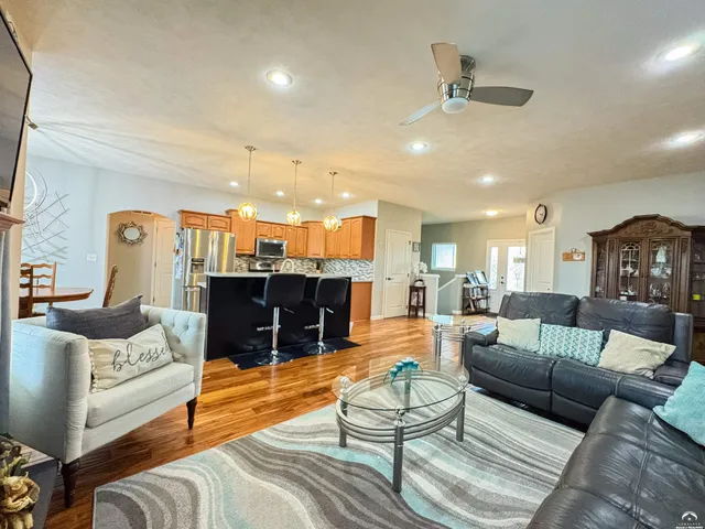 $499,900 | 216 Kisiwa Village Road, Hutchinson, KS 67502