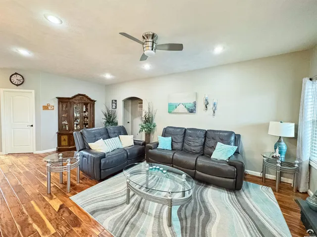 $499,900 | 216 Kisiwa Village Road, Hutchinson, KS 67502