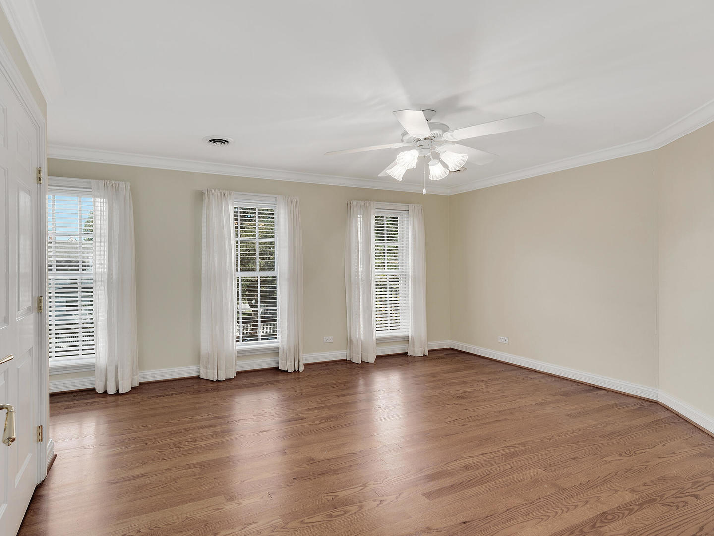 237 North County Line Road Hinsdale, IL 60521 - Photo 17 of 25 an empty room with wooden floor and windows
