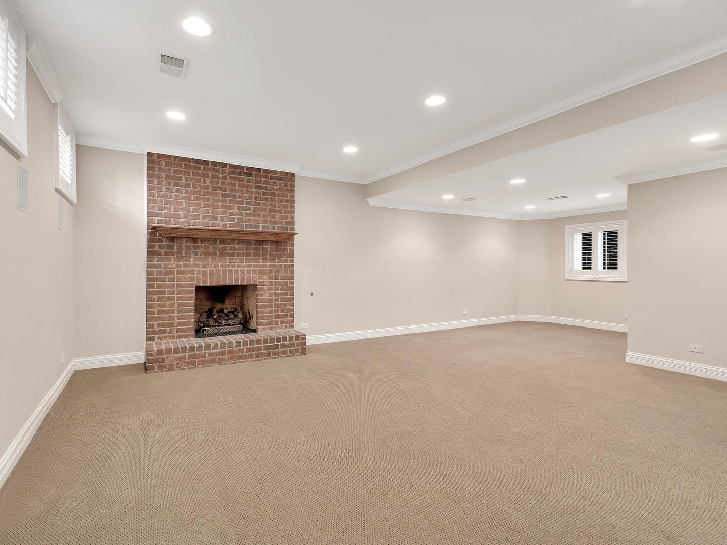 237 North County Line Road Hinsdale, IL 60521 - Photo 21 of 25 an empty room with white walls and fireplace