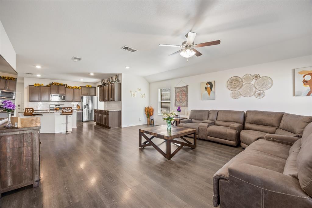 620 Gunsmoke Trail Princeton, TX 75407 - Photo 7 of 37 a living room with furniture and kitchen view