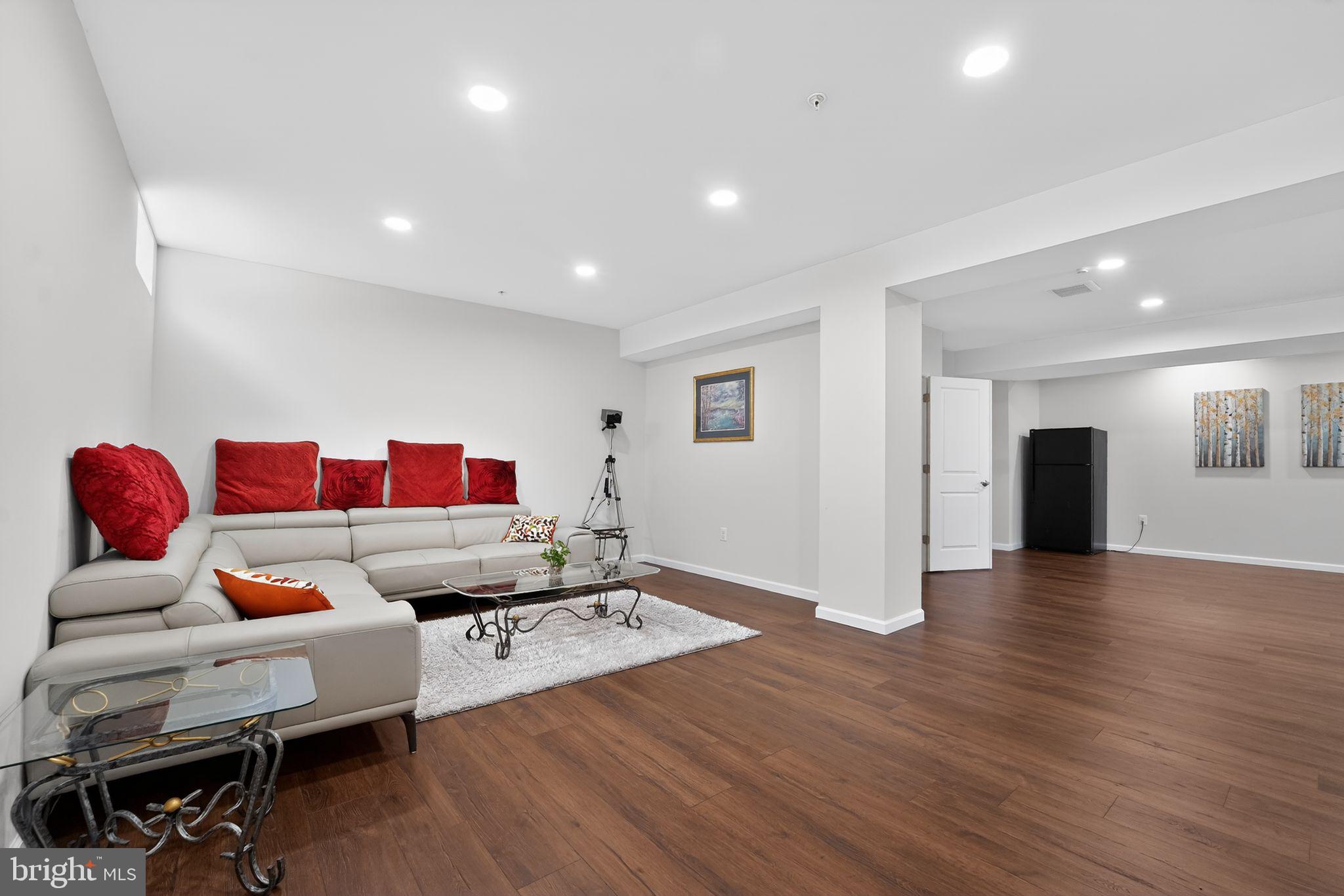 12039 Open Run Road Ellicott City, MD 21042 - Photo 61 of 67 Spacious, modern living area awaits you.