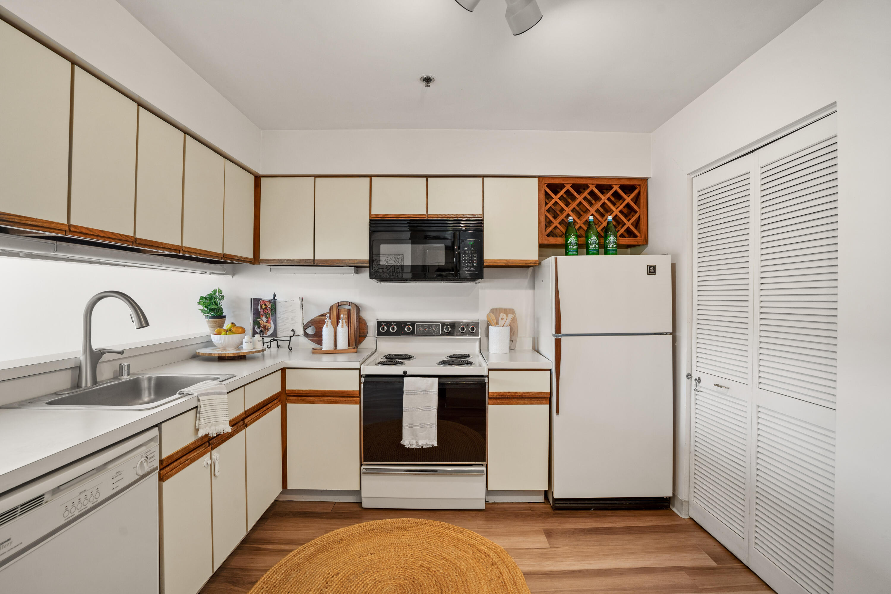 234 North Broadway, Unit 608 Milwaukee, WI 53202 - Photo 3 of 25 Ample Kitchen Space