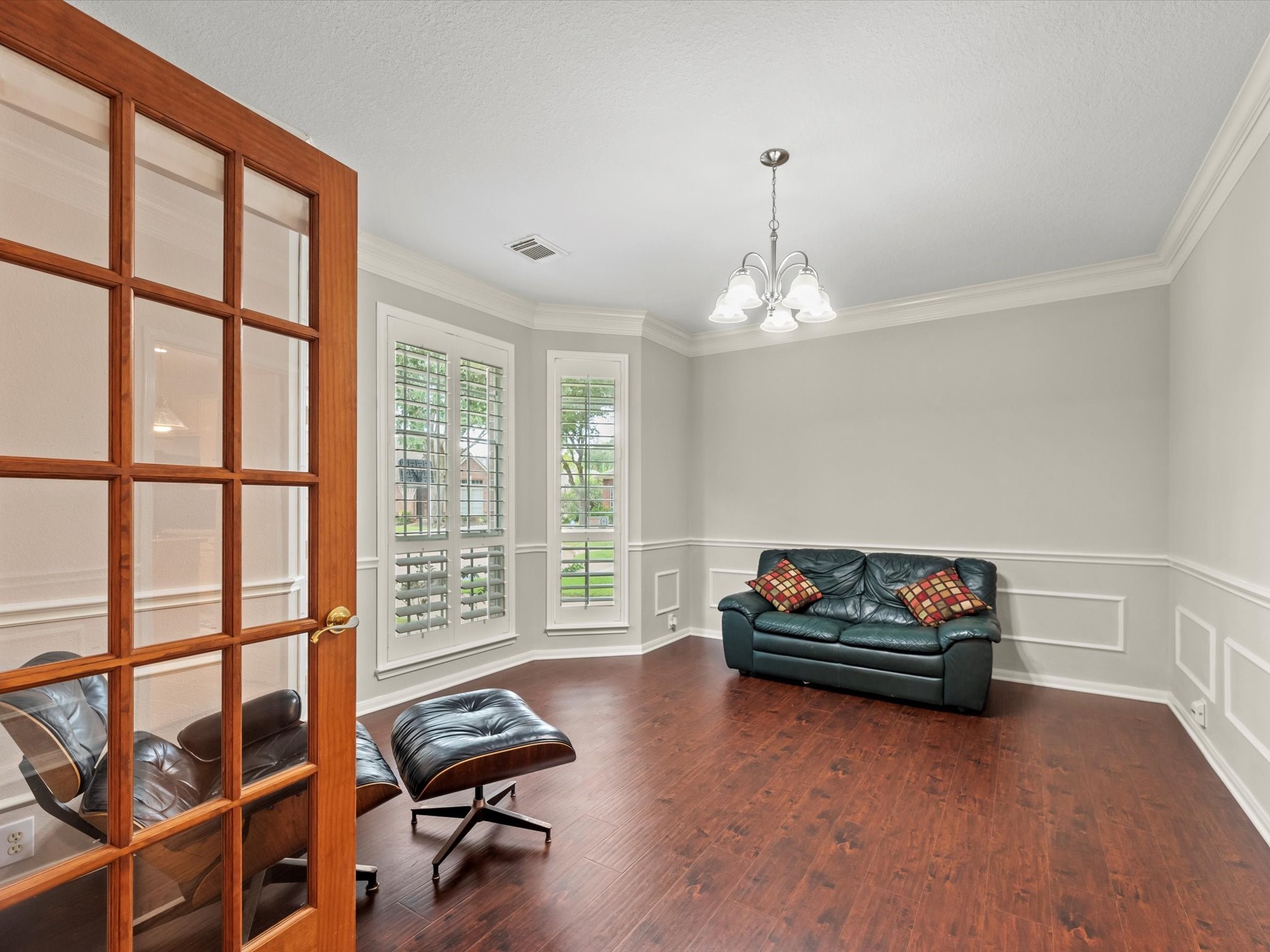 911 Chinni Court Houston, TX 77094 - Photo 7 of 31 a living room with furniture and a chandelier